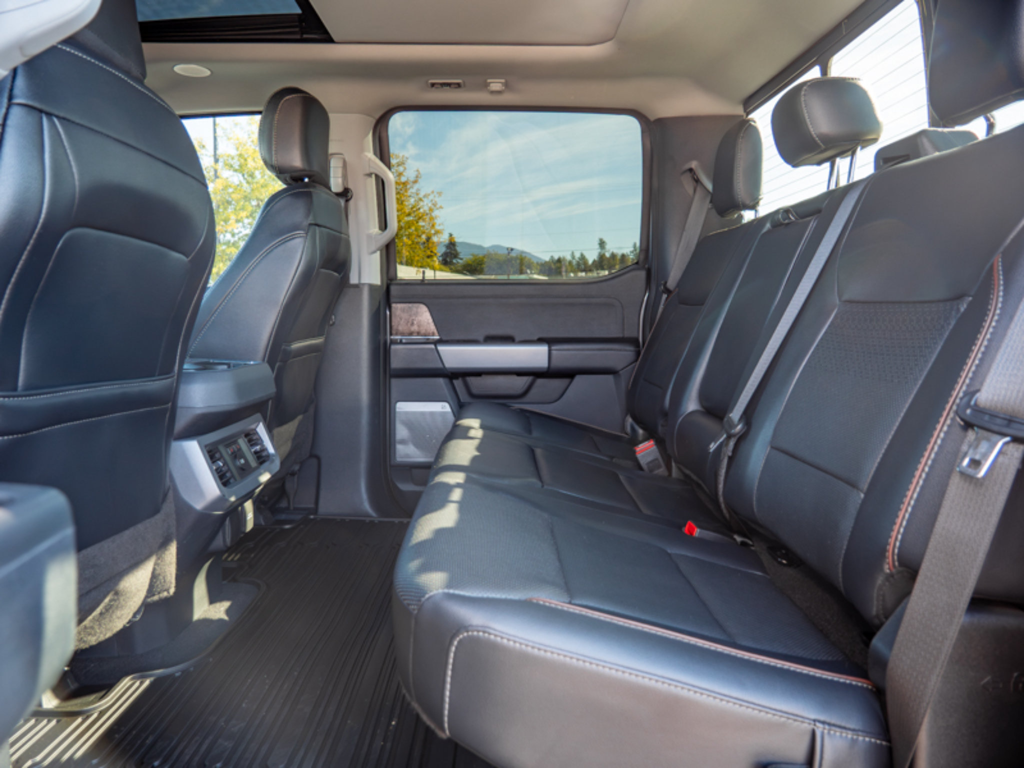 Used 2023 Ford F250 Lariat w/ Lariat Ultimate Package AWD/4WD image 19