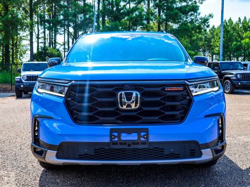 Used 2025 Honda Pilot TrailSport image 3