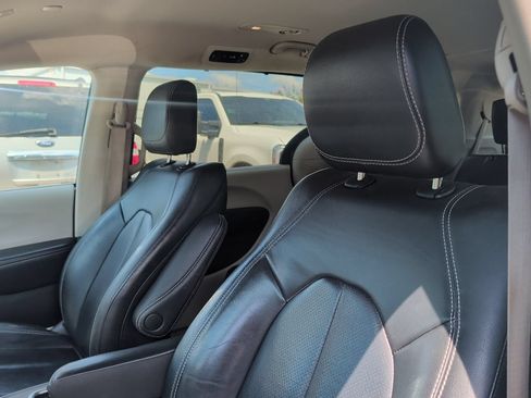 Used 2022 Chrysler Pacifica Touring-L FWD image 9