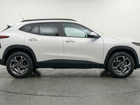 Used 2025 Chevrolet Trax LT FWD image 11
