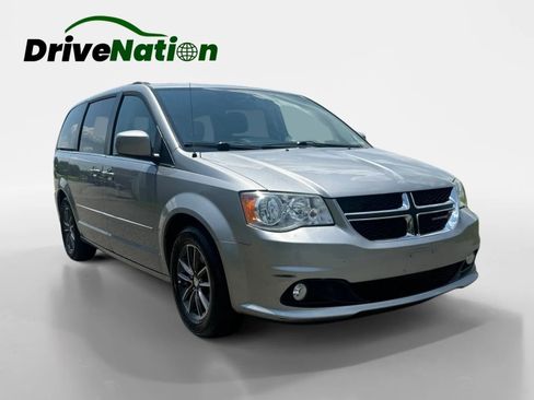 Used 2017 Dodge Grand Caravan SXT image 3