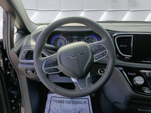 New 2026 Chrysler Pacifica Select image 13