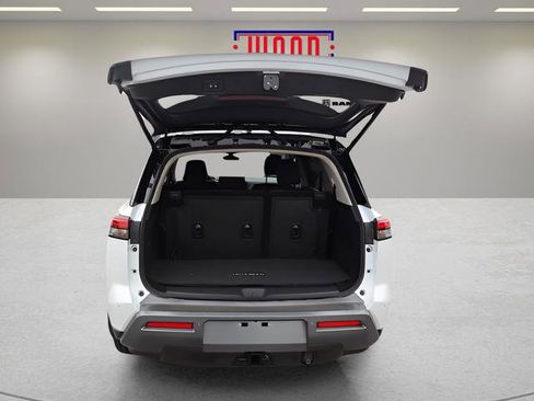 Used 2026 Nissan Pathfinder Platinum image 9
