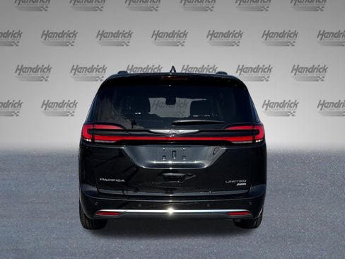 Used 2022 Chrysler Pacifica Limited image 8