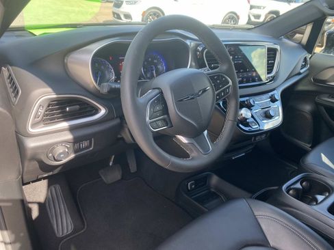 Certified 2025 Chrysler Pacifica Select image 25