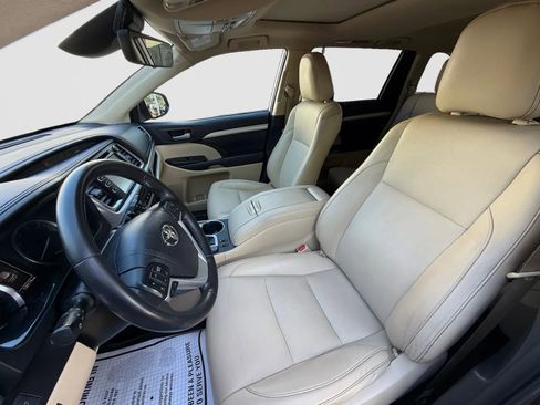 Used 2019 Toyota Highlander XLE AWD/4WD image 13