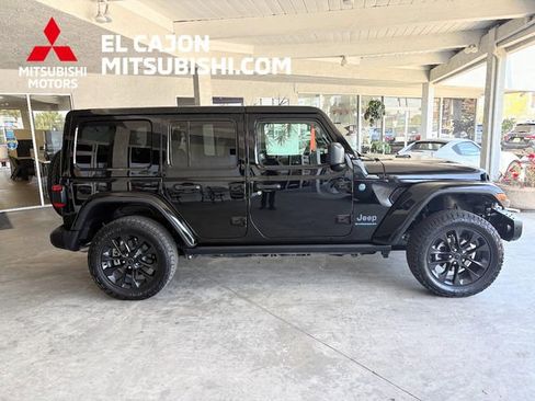 Used 2025 Jeep Wrangler Unlimited Sahara AWD/4WD image 3