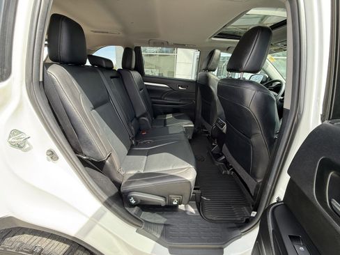 Used 2019 Toyota Highlander XLE image 23
