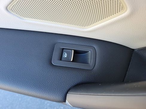 Certified 2020 Volkswagen Tiguan SE image 17