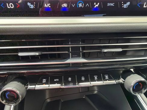 Used 2025 Chevrolet Traverse LT FWD image 21