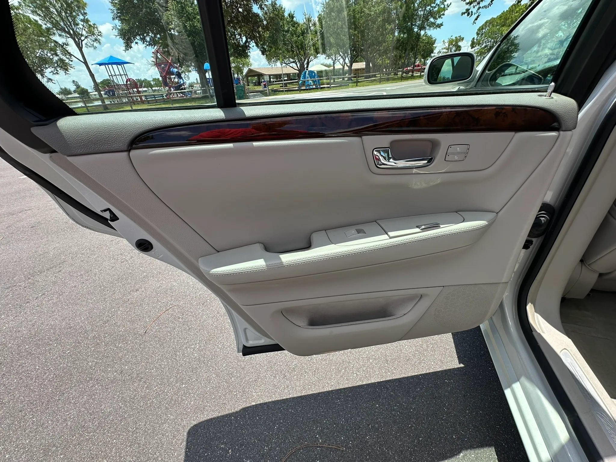 Used 2010 Cadillac DTS Luxury FWD image 34