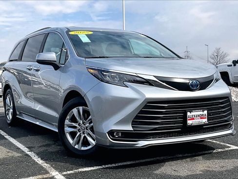 Used 2025 Toyota Sienna XLE w/ XLE Plus Package image 2