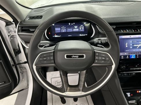 Used 2023 Jeep Grand Cherokee Limited AWD/4WD image 4