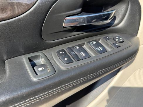 Used 2018 Dodge Grand Caravan SE w/ UConnect Hands-Free Group image 31