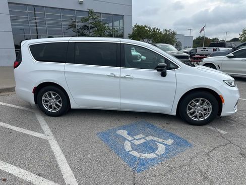 New 2026 Chrysler Pacifica Select image 38