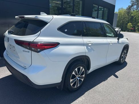 Used 2020 Toyota Highlander XLE AWD/4WD image 5