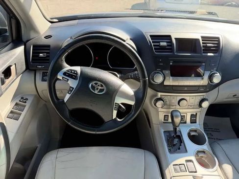 Used 2012 Toyota Highlander SE FWD image 22