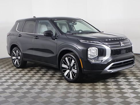 New 2025 Mitsubishi Outlander SE image 2