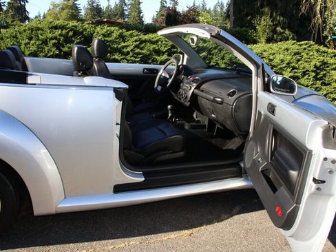 Used 2006 Volkswagen Beetle Convertible w/ Package 1 FWD image 9