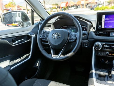 Used 2025 Toyota RAV4 XLE FWD image 30