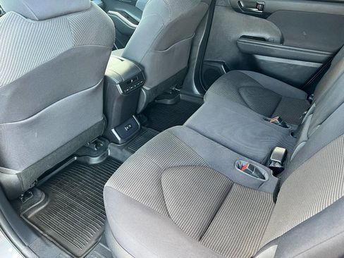 Used 2021 Toyota Highlander LE image 18