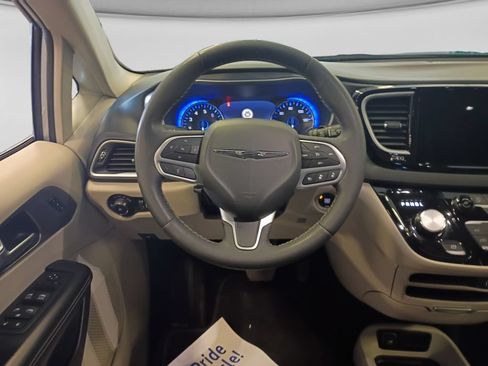 Used 2023 Chrysler Pacifica Touring-L FWD image 14