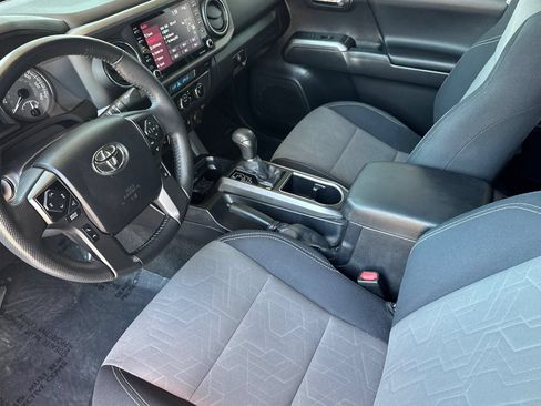 Used 2022 Toyota Tacoma TRD Off-Road w/ Technology Package AWD/4WD image 11