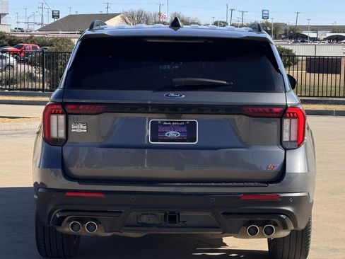 Used 2025 Ford Explorer ST image 5