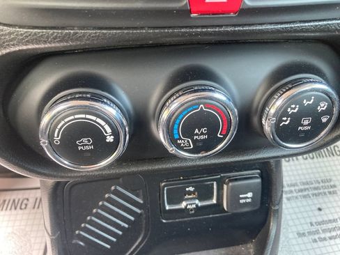 Used 2017 Jeep Renegade Sport w/ Power & Air Group FWD image 24
