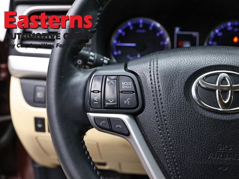 Used 2018 Toyota Highlander Plus AWD/4WD image 14