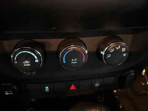 Used 2015 Jeep Wrangler Rubicon w/ Connectivity Group image 25