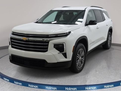 Used 2025 Chevrolet Traverse LT AWD/4WD image 1