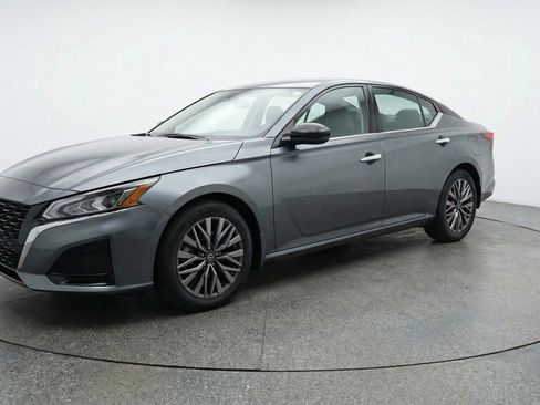 Used 2025 Nissan Altima 2.5 SV image 3
