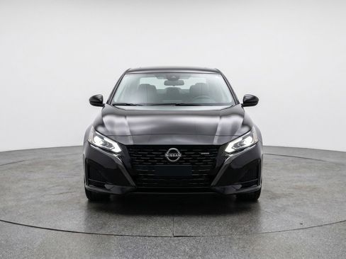 Used 2025 Nissan Altima 2.5 SV FWD image 2