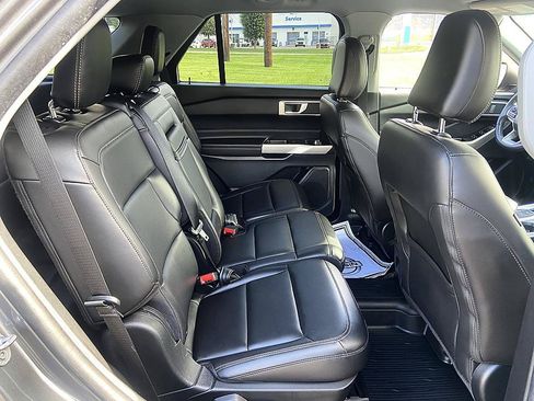 Used 2022 Ford Explorer XLT w/ Equipment Group 202A AWD/4WD image 16