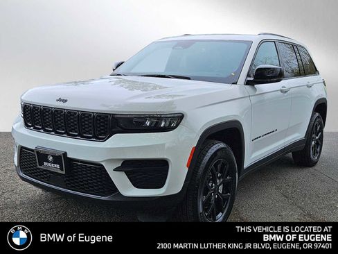 Used 2024 Jeep Grand Cherokee Altitude AWD/4WD image 7