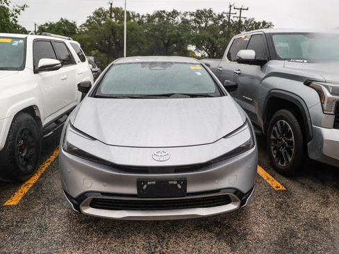 Used 2025 Toyota Prius Plug-In Hybrid FWD image 4