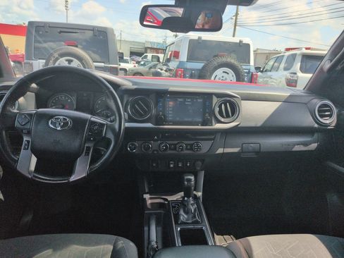 Used 2018 Toyota Tacoma TRD Off-Road AWD/4WD image 12
