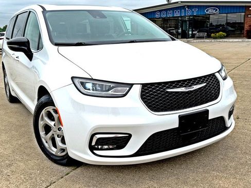 Used 2024 Chrysler Pacifica Limited FWD image 8