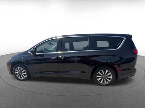Used 2023 Chrysler Pacifica Touring-L FWD image 7