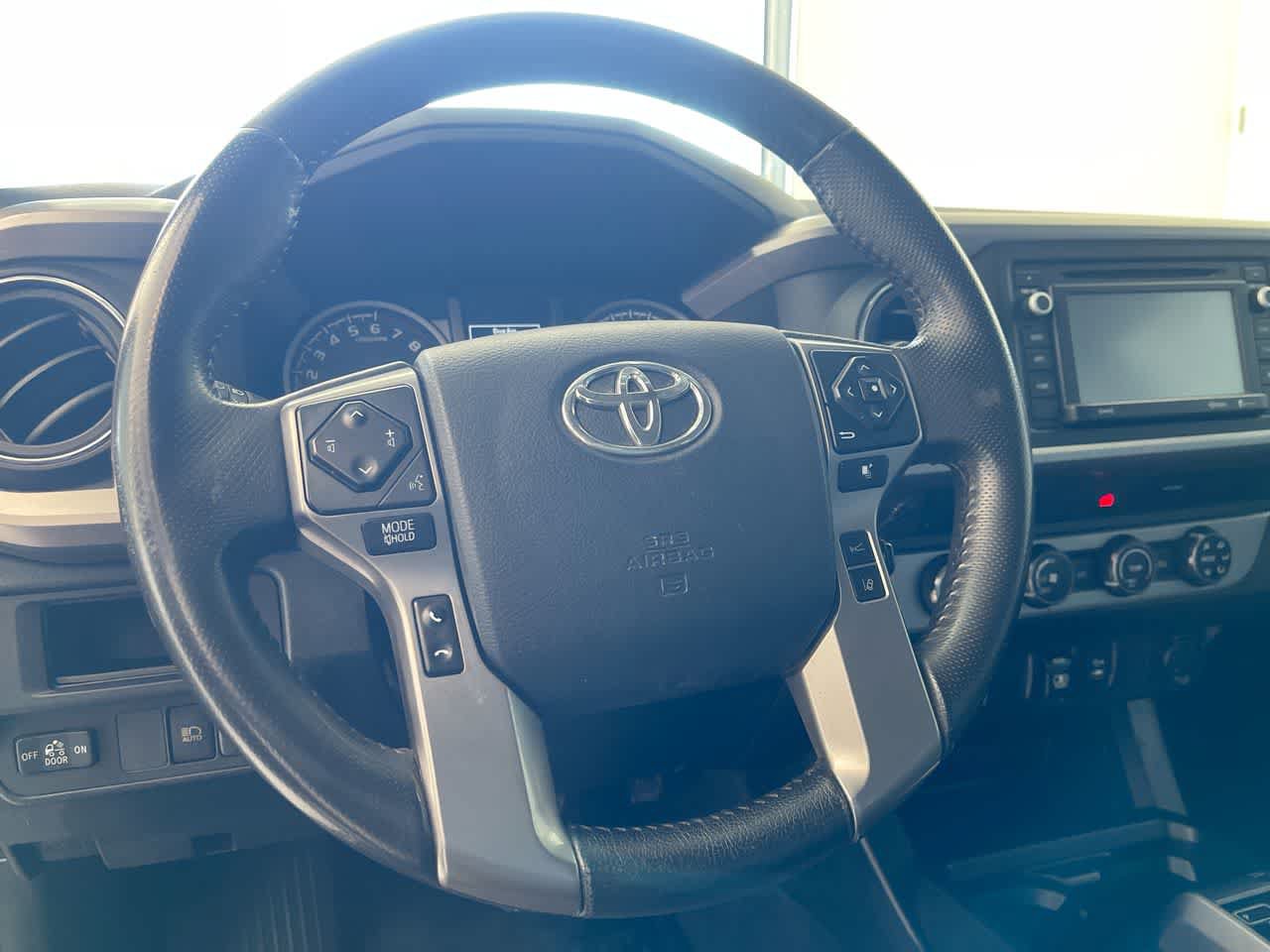 Used 2018 Toyota Tacoma SR5 AWD/4WD image 14