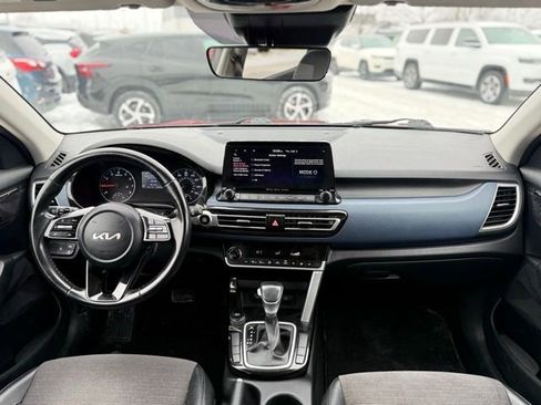 Used 2023 Kia Seltos S w/ Navigation Package image 2