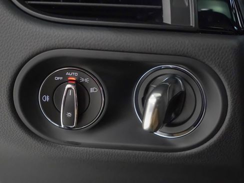 Certified 2025 Porsche Macan image 25