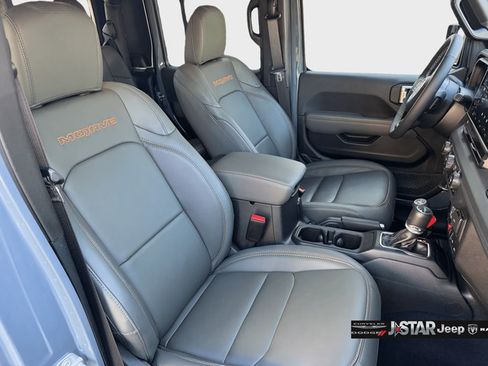 Used 2025 Jeep Gladiator Mojave AWD/4WD image 13