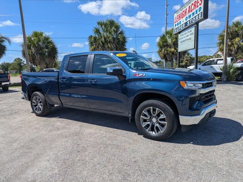 Used 2022 Chevrolet Silverado 1500 LT w/ Z71 Off-Road Package AWD/4WD image 2