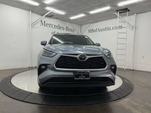 Used 2022 Toyota Highlander XLE AWD/4WD image 2