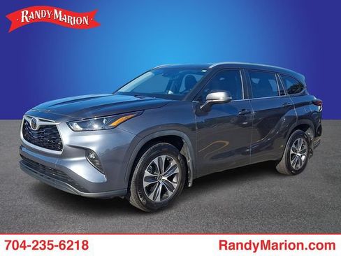 Used 2023 Toyota Highlander XLE AWD/4WD image 1