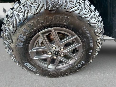 Used 2025 Jeep Gladiator Sport AWD/4WD image 12