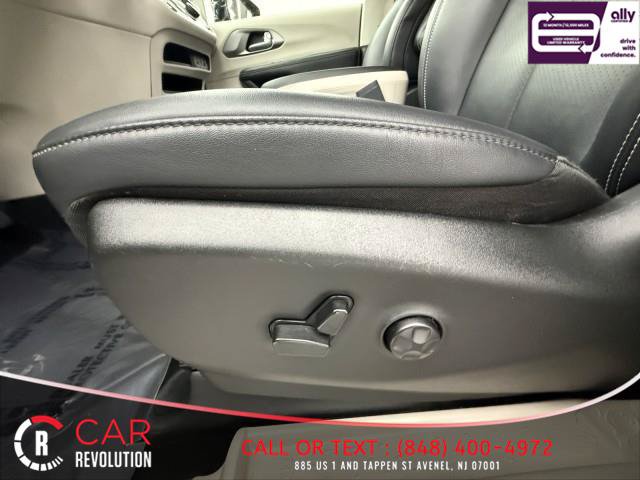 Used 2024 Chrysler Pacifica Touring-L FWD image 21