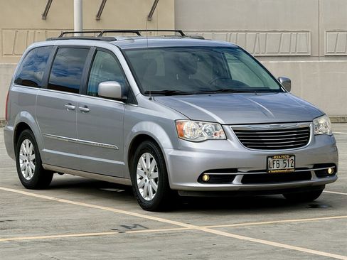 Used 2015 Chrysler Town & Country Touring image 1